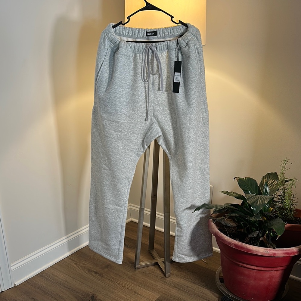 Gray Sweatpants with Elastic Waistband and Tapered Leg Design